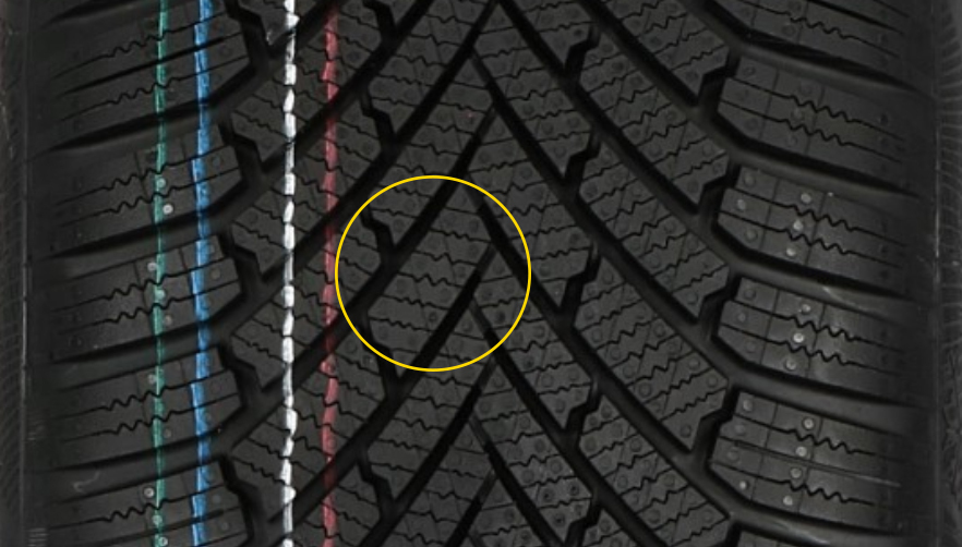 los bloques son claramente visibles en la banda de rodadura de un neumático de invierno.